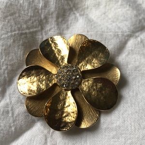 Gorgeous gold flower brooch
